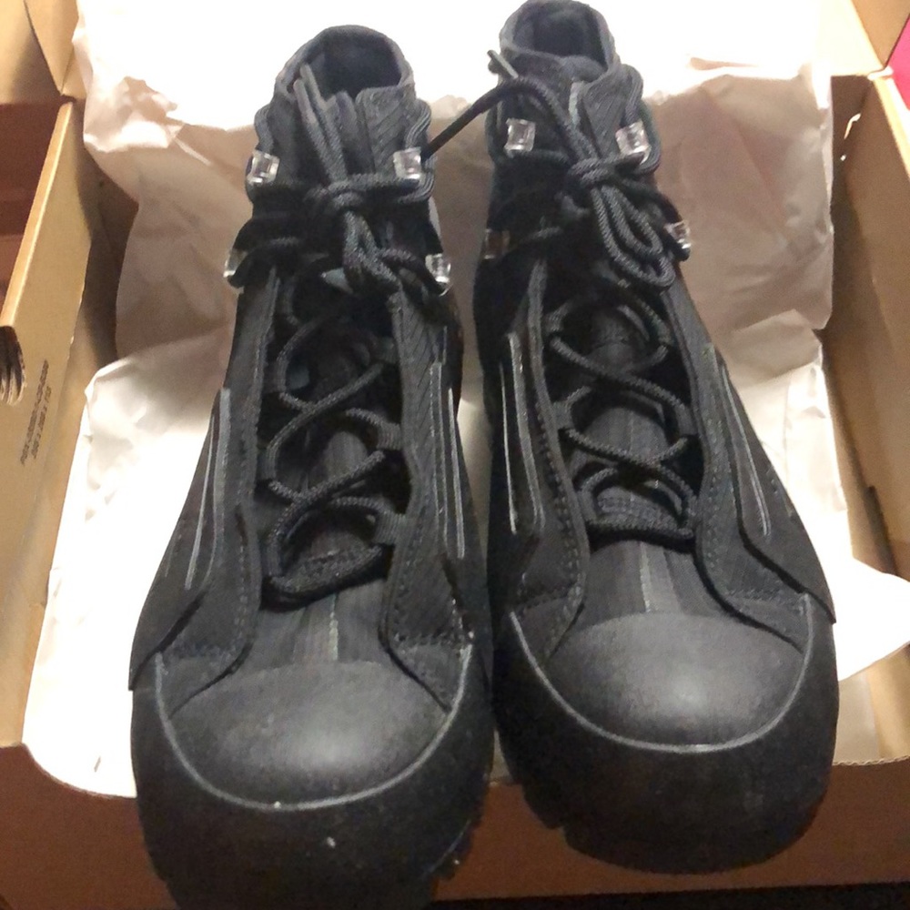 Converse NWT/ box. Flash $75 first pair - Picture 2 of 9